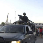 Un vehículo militar sale del penal Gómez Palacio, en el que se han producido los incidentes.