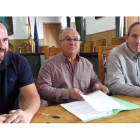 Fernando Lobato, Tomás Gallego y José Ignacio Salgado, ayer en el Ayuntamiento. A. VALENCIA