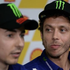 El piloto italiano Valentino Rossi escuchando las declaraciones de su compañero de equipo Jorge Lorenzo.