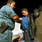 Un agente de la Guardia Civil cachea a un inmigrante magrebí en Tuineje (Fuerteventura)