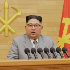 Kim Jong-un, durante la alocución dirigida ayer a los norcoreanos, que la televisión nacional emitió en bucle todo el día.