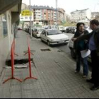 La concejal socialista Isabel Álvarez denunció ayer el mal estado de calles y aceras en la ciudad