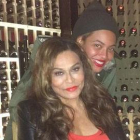 Beyoncé, con su madre Tina, durante la cena de cumpleaños de esta en el restaurante Del Frisco Grilles de Santa Mónica (California).