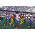 Los jugadores del Atlético de Madrid hacen pasillo a los del Barcelona por su reciente proclamación de campeones de liga.