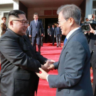 El presidente de Corea del Sur, Moon Jae-in, estrecha la mano a su homólogo de Corea del Norte, Kim Jong-un.