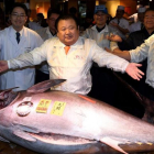 Kimura posa con el atún que ha logrado la mayor puja en la subasta del mercado de Tokio.