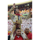 David Mora, saliendo a hombros de la Plaza de Toros.