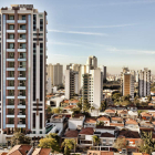 En primer plano, edificio de 27 plantas construido por la empresa berciana en Sao Paulo.