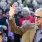 Woody Allen saluda a su llegada al Festival de Cine de San Sebastián