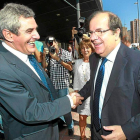 El socialista Julio Villarrubia saluda al presidente Herrera.