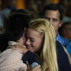 Lilian Tintori, esposa de Leopoldo López, recibe el apoyo de los simpatizantes del líder opositor, este jueves, tras conocerse la sentencia.