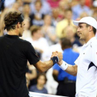 Federer y Roberto Bautista se dan la mano tras el partido.