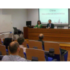 Victoria Valbuena y Tom Van der Heyden, en una ponencia.