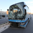 El autobús saltó la mediana y se detuvo, con las ruedas reventadas, a la altura de la Uned.
