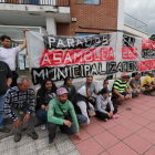 Parte del grupo de parados que ayer se concentraron ante la consistorial de Cubillos.