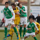 Rubén y Cristian evitan el remate de un jugador burgalés.