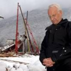 El primer ministro bávaro Edmund Stoiber visita la pista de hielo sobre la que se derrumbó el techo
