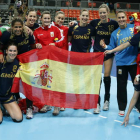 Las jugadoras de la selección española de balonmano femenino celebran la medalla de bronce.
