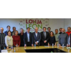 Los miembros del pleno de la Cámara Agraria de León, con los representantes de la Delegación Territorial de la Junta.