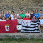 Bretones y leoneses, con sus banderas, comparten agarres en Riaño y en próximos corros