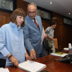 El alcalde de Ponferrada, con la concejala Mabel Fernández, portavoz del PSOE, ayer. ANA F. BARREDO
