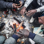 Un grupo de migrantes se calienta ayer en una hoguera en Calais. MOHAMMED BADRA