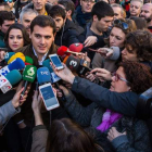 Albert Rivera, en el centro, rodeado de periodistas. ENRIC FONTCUBERTA