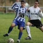 El hullerista Víctor, a la derecha, pugna por hacerse con el balón con el deportivista David