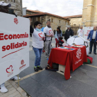 Acción solidaria de Cáritas ayer en la Plaza de Regla. RAMIRO