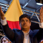 Carlos Alvarado celebra con sus simpatizantes su victoria en las elecciones de Costa Rica.