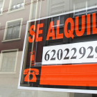 cartel de alquiler en una céntrica calle de León. BRUNO MORENO