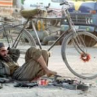 Un hombre de Kabul descansa tras su jornada de trabajo en la capital de Afganistán