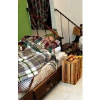 Un seropositivo está acostado en la cama de un centro social en México