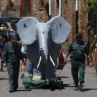 El elefante llegando a la plaza del pueblo. F.OTERO