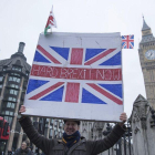 Varias personas participan en la manifestación a favor del "brexit" en el Old Palace Yard, en Londres, Reino Unido, este 23 de enero.