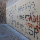 Graffitis en una de las fachada de los edificios próximos al casco antiguo de León.