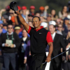Tiger Woods saluda a sus seguidores tras ganar el torneo Chevron World Challenge, el domingo, en Thousand Oaks (California).