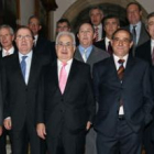 Foto de familia de los empresarios premiados con el presidente de la Junta, el alcalde de León, el p
