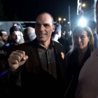 El ministro de Finanzas griego, Yanis Varoufakis, durante la manifestación por el 'no' este viernes en la plaza Sintagma de Atenas.