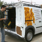 Autonomo dedicado al bricolaje carga su furgoneta