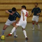 Fran, a la derecha, corta el avance del jugador gallego Deive