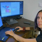 La diseñadora Claudia Pan Vázquez trabajando con avatares virtuales. EFE