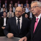 Martin Schulz (izquierda) y Jean-Claude Juncker posan antes del inicio del debate en los estudios de la ZDF, el jueves en Berlín.