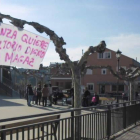 Una pancarta reivindica en Arganza un proyecto de consultorio como el de la vecina Magaz.