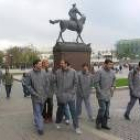 Los jugadores pasean ante el monumento al soldado desconocido