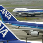 Aviones de la aerolínea japonesa ANA se preparan para despegar, en el aeropuerto de Haneda (Tokio), en una imagen de archivo.