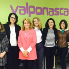 Susana Camarero, de rosa, ayer en la sede de Valponasca. DL