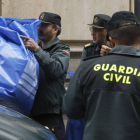 Agentes de la Guardia Civil trasladan los efectos personales de los once detenidos en la operación de los Mossos d'Esquadra contra una supuesta célula yihadista que planeaba atentar en Cataluña y que han llegado hoy a la Audiencia Nacional para prestar de