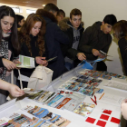 Algunos de los bachilleres buscando información en el stand de la Universidad de León. MARCIANO PÉREZ