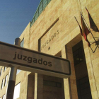 Imagen exterior de los Juzgados de León, en Sáenz de Miera. JESÚS F. SALVADORES